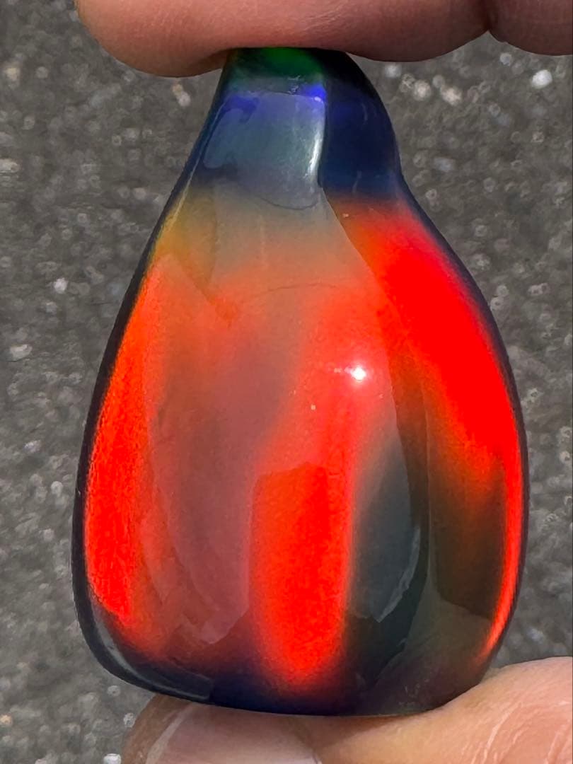 三線用　角度で変色するオーロラバチ　人工オパール製