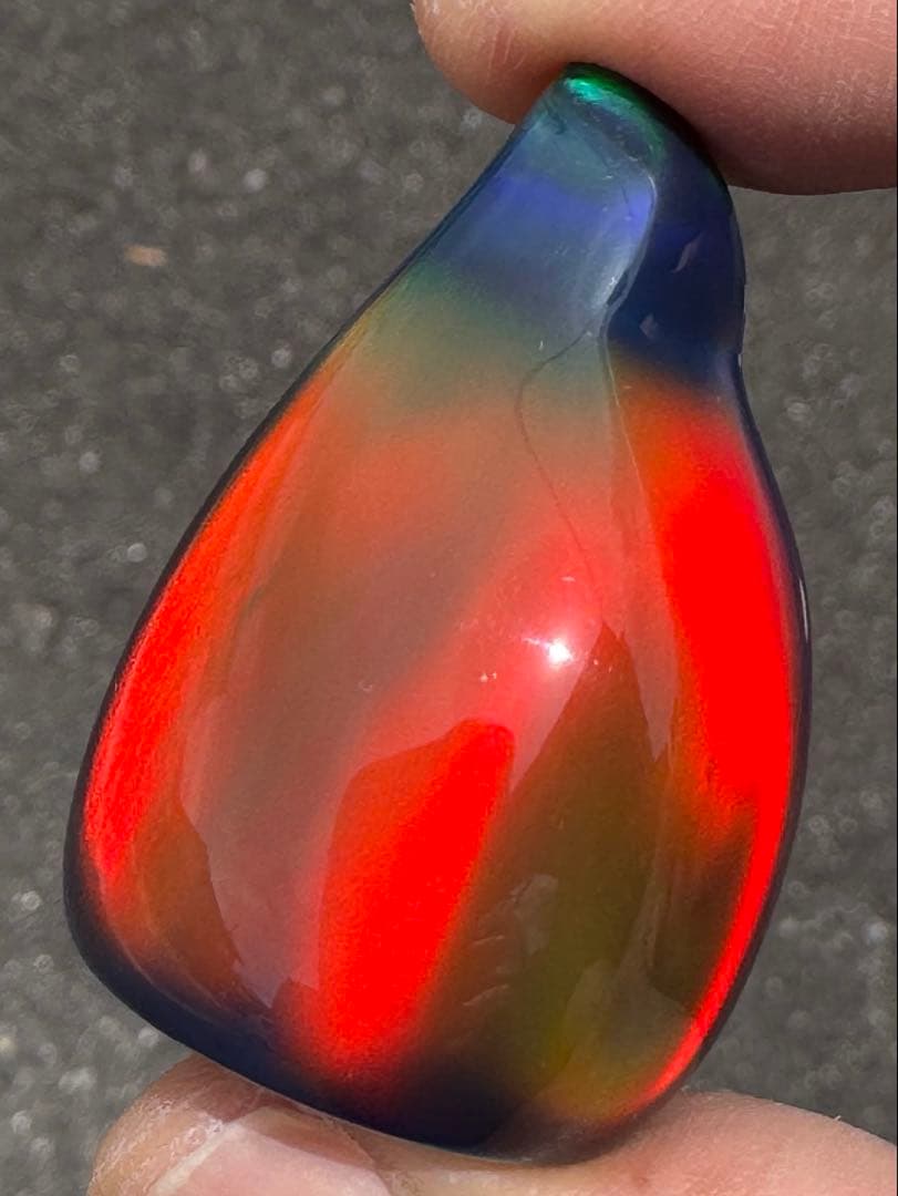 三線用　角度で変色するオーロラバチ　人工オパール製