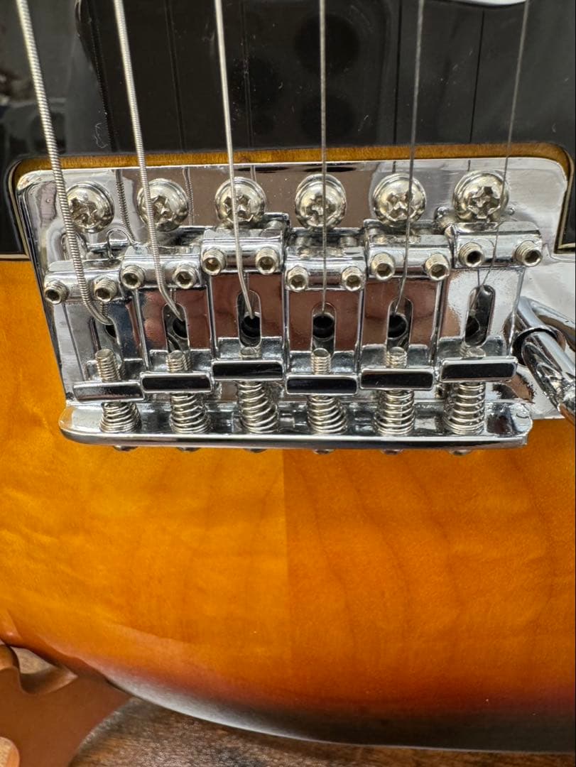 Squier ストラトキャスター サンバースト/ピックガードブラック