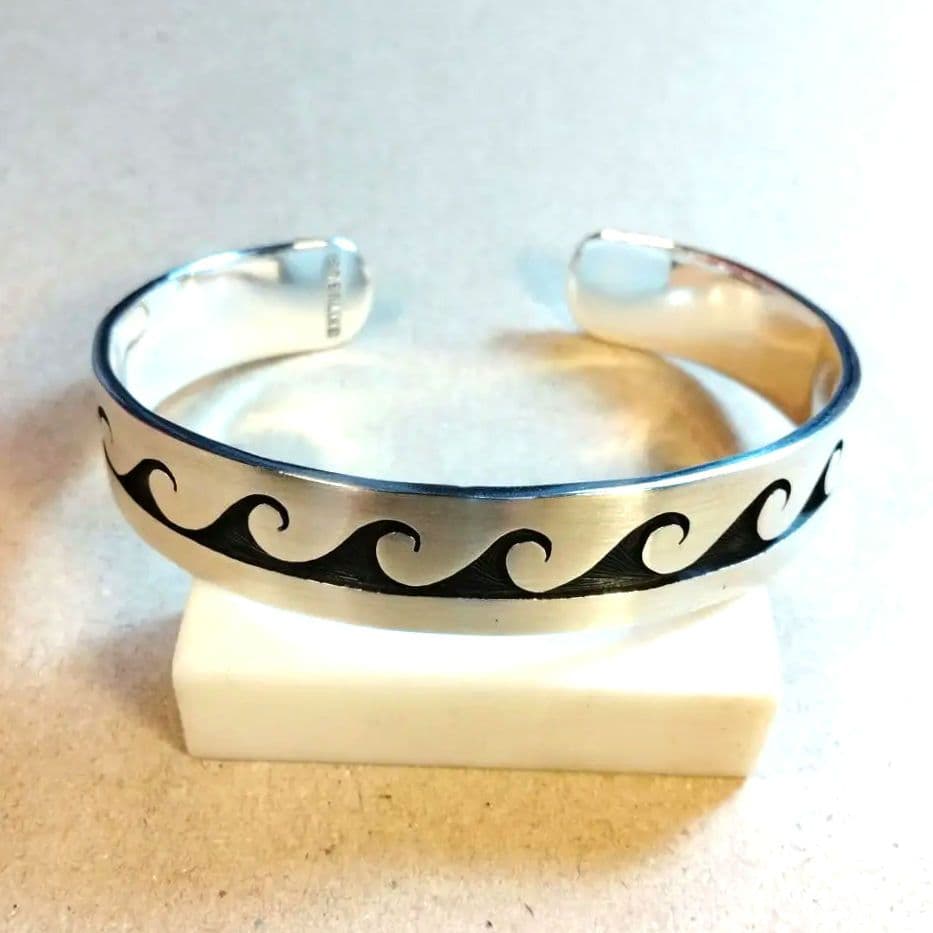 美品 ヴィンテージ ホピ族 オーバーレイ 波モチーフ シルバーカフバングル