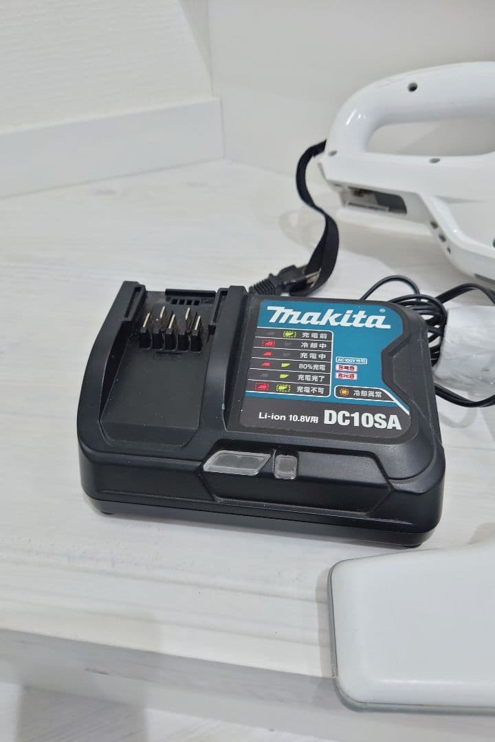 makita【マキタ】充電式クリーナー10.8V 紙パック式CL107FD中古品
