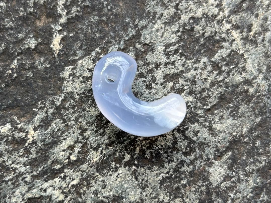 青森産青メノウ勾玉　錦石