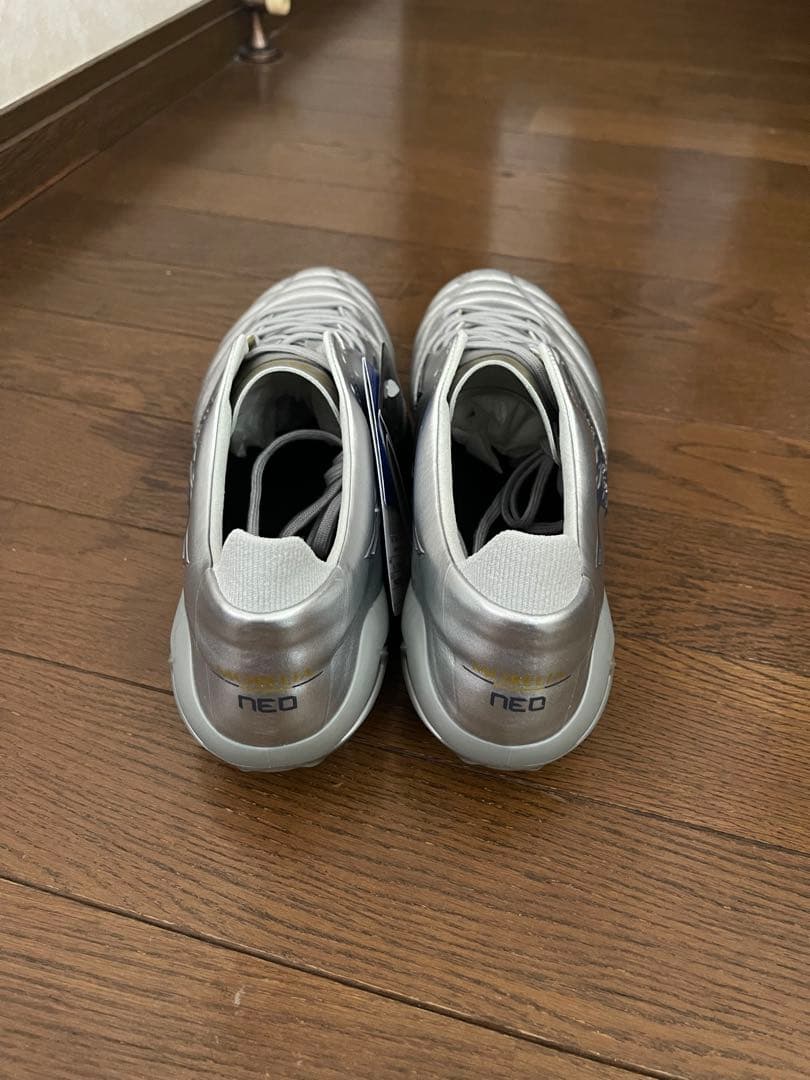 サッカースパイク　ミズノ　モレリアネオ4 シルバー　27.5cm