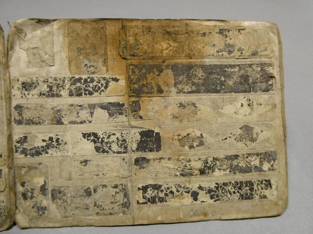 江戸時代 金工師による刀装具下絵帳　◆武具意匠の貴重資料　鍔・縁頭・目貫など