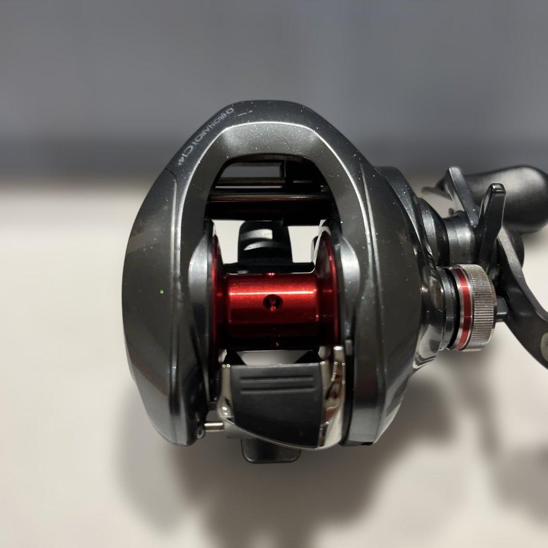 シマノ　クロナークCI4 150HG ベイ　7.6:1 ギア比 ブラック/レッド