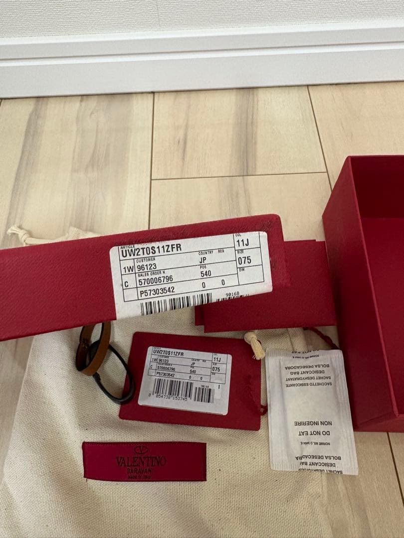 Vロゴ シグネチャー シャイニーカーフスキン リバーシブルベルト 40MM