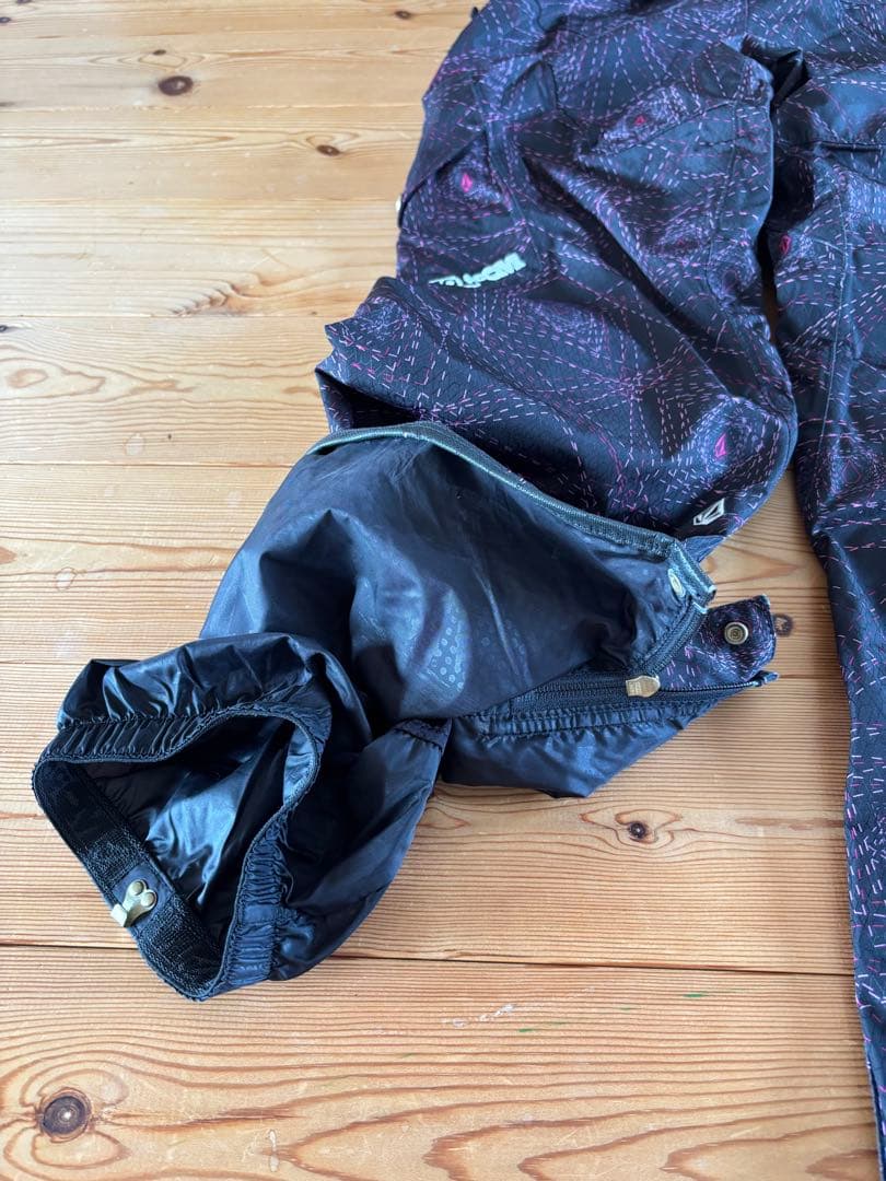 Volcom ピンクスノーボードウェア上下セット(※インナーパット、グローブ)