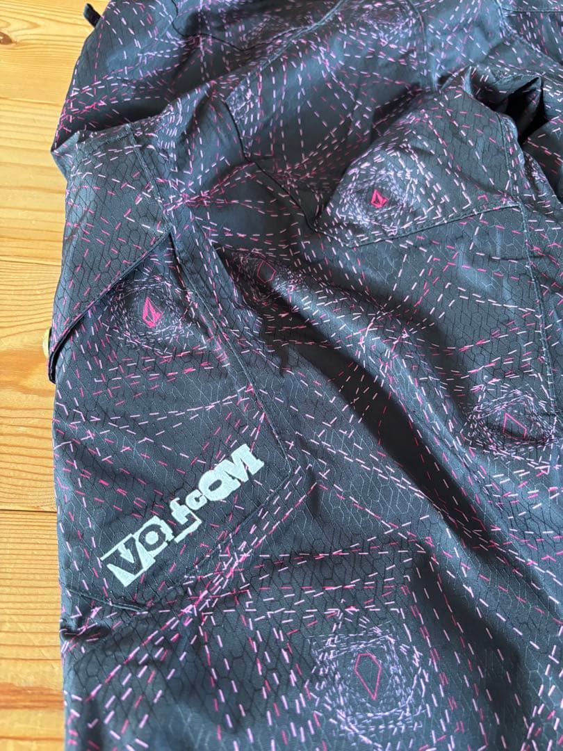 Volcom ピンクスノーボードウェア上下セット(※インナーパット、グローブ)