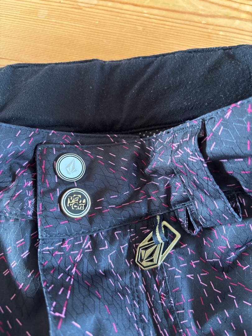 Volcom ピンクスノーボードウェア上下セット(※インナーパット、グローブ)