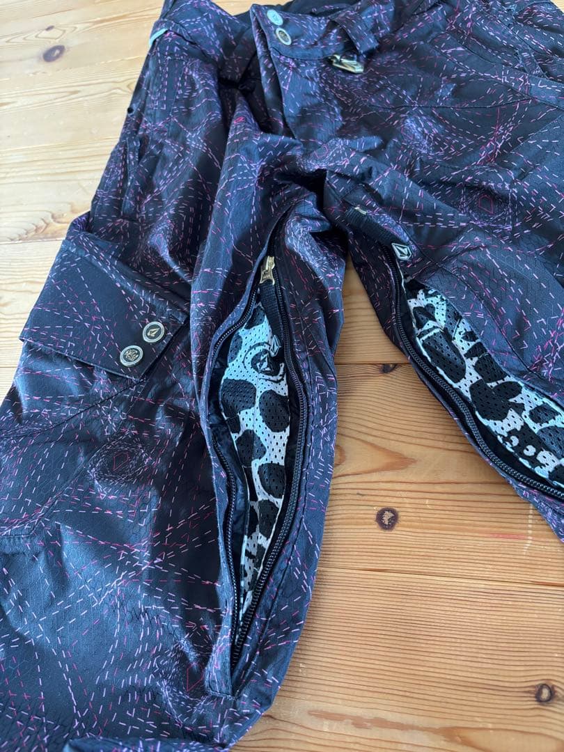 Volcom ピンクスノーボードウェア上下セット(※インナーパット、グローブ)