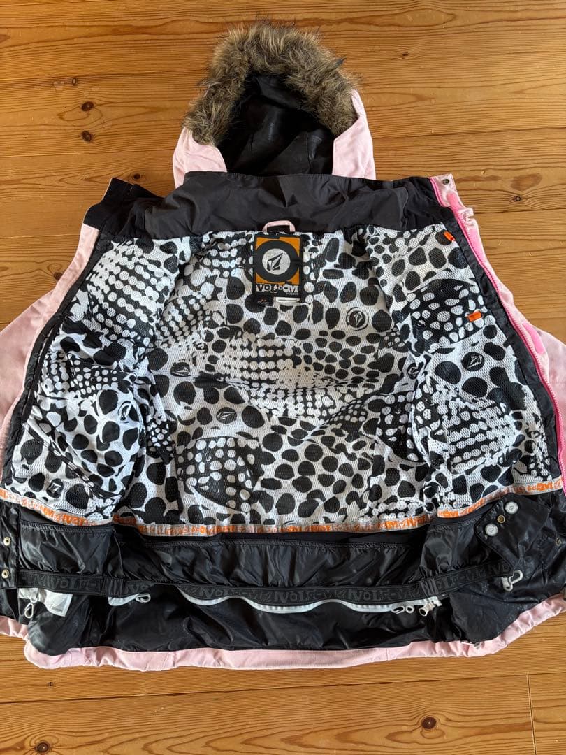Volcom ピンクスノーボードウェア上下セット(※インナーパット、グローブ)