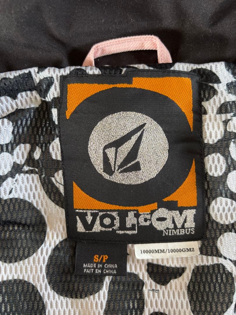 Volcom ピンクスノーボードウェア上下セット(※インナーパット、グローブ)