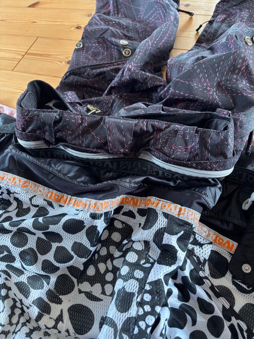 Volcom ピンクスノーボードウェア上下セット(※インナーパット、グローブ)