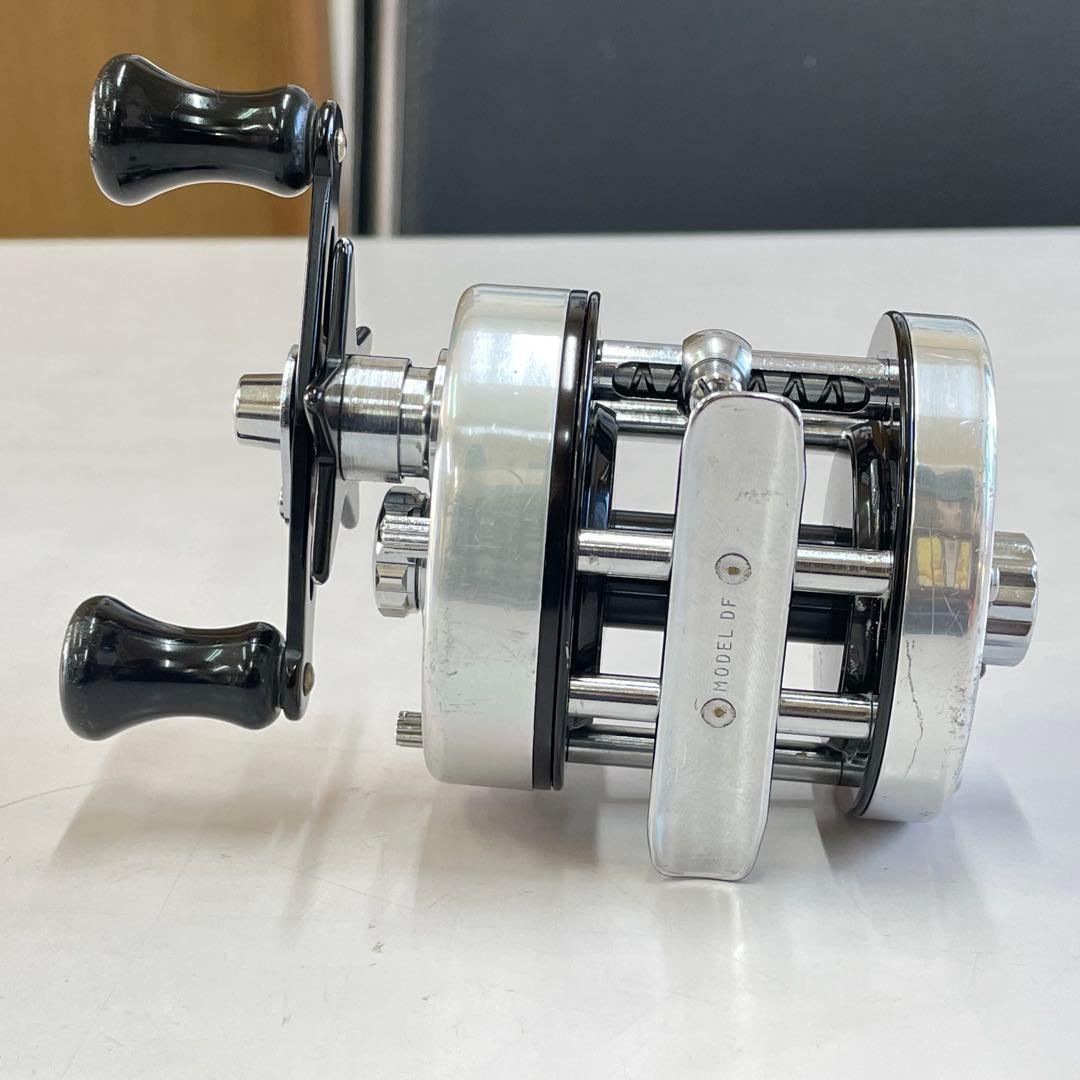 リール PFLUEGER 2800