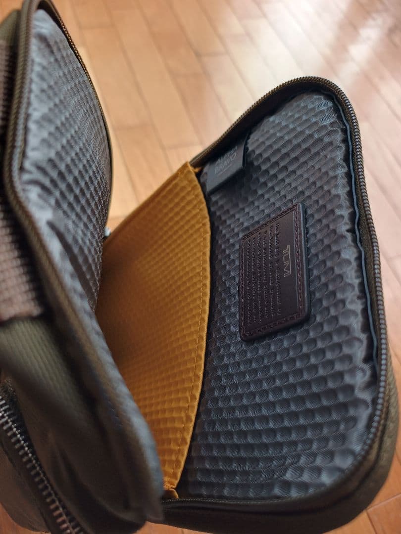 2〜3回使用の極美品 TUMI クロスボディバッグALPHABRAVO