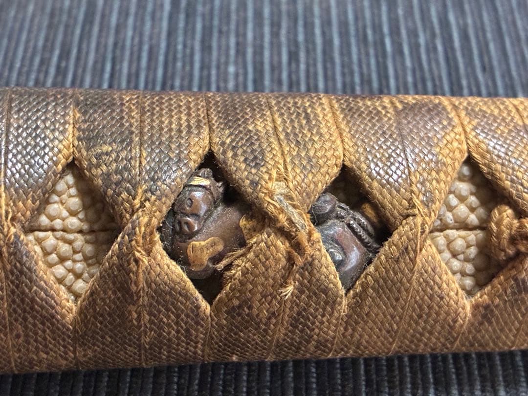 刀装具　柄前　古金工風赤銅魚子地菊紋図縁金具　虎の図目貫　鉄製透かし法螺貝の図