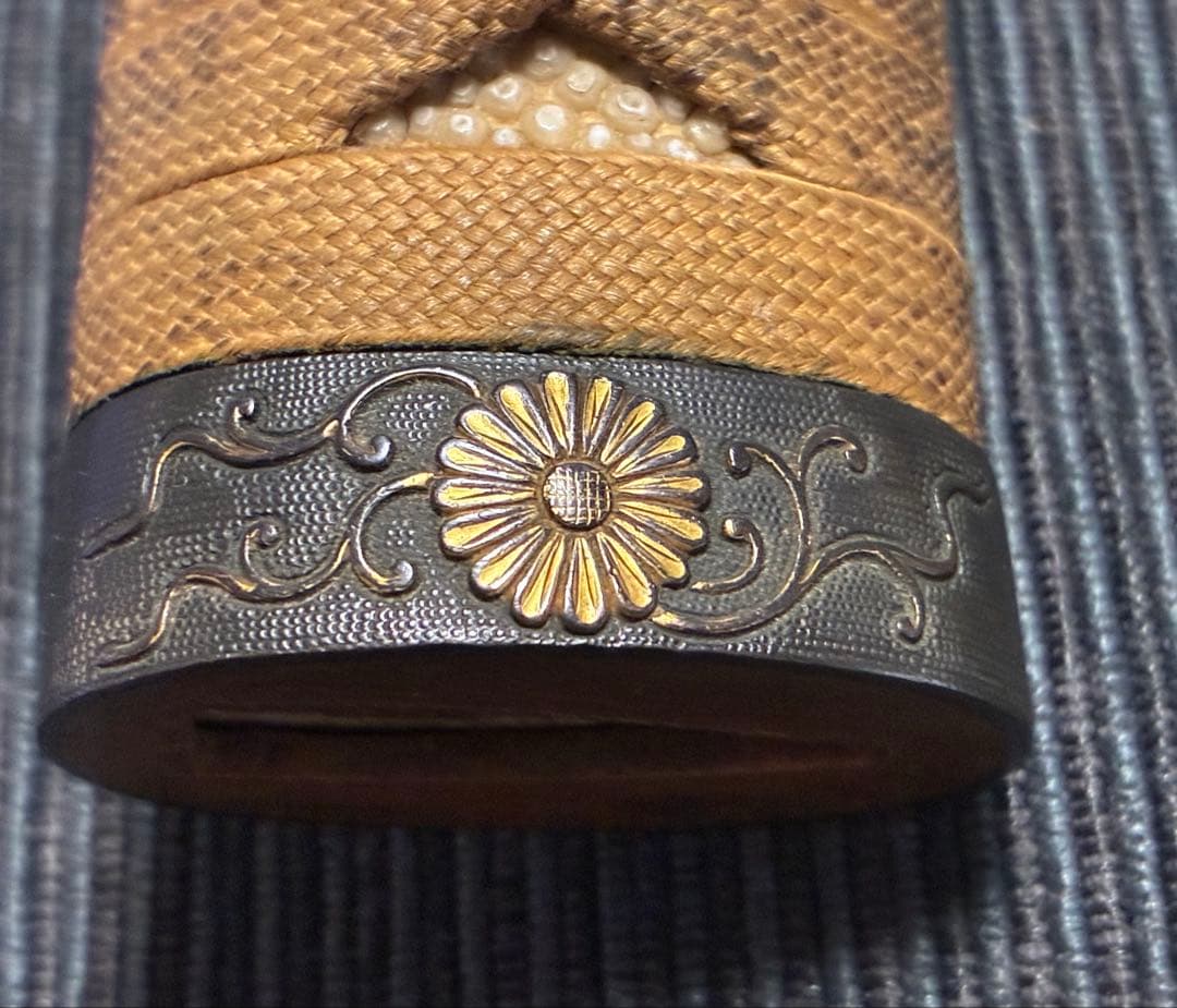 刀装具　柄前　古金工風赤銅魚子地菊紋図縁金具　虎の図目貫　鉄製透かし法螺貝の図