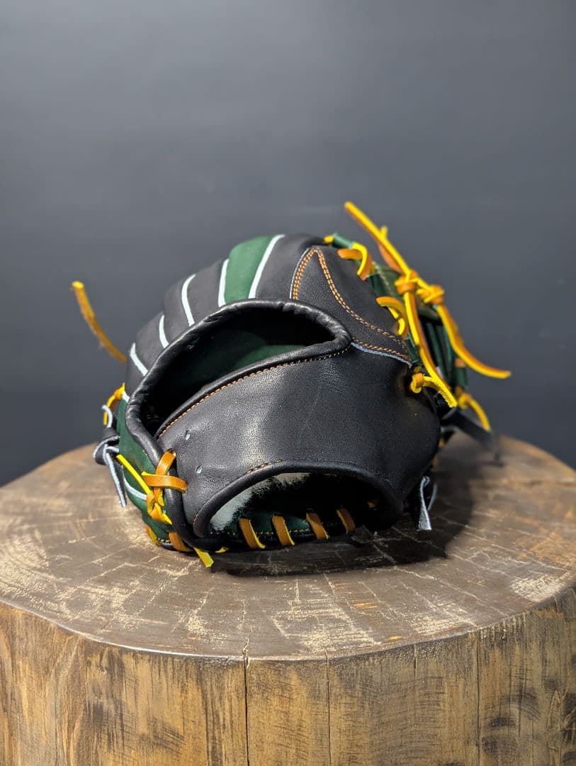 ブラックとダークグリーンの軟式用野球グローブ
