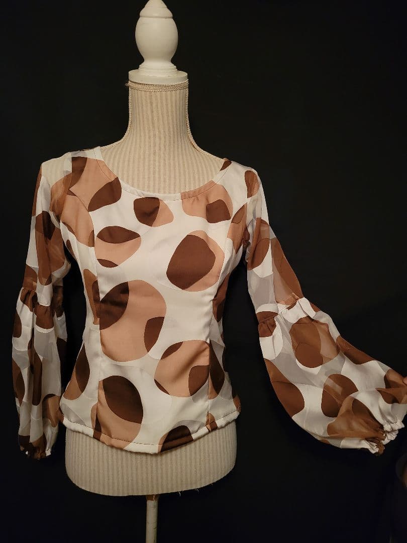 変形水玉模様 バルーンスリーブ トップス