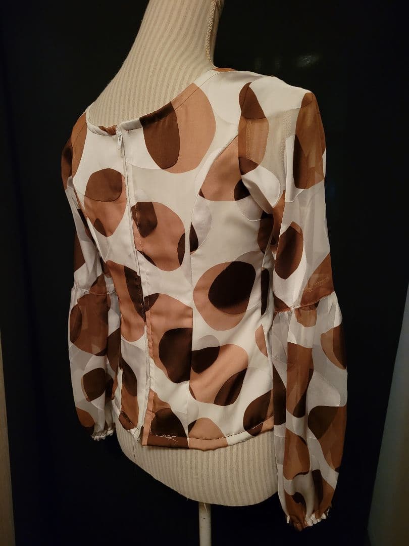 変形水玉模様 バルーンスリーブ トップス