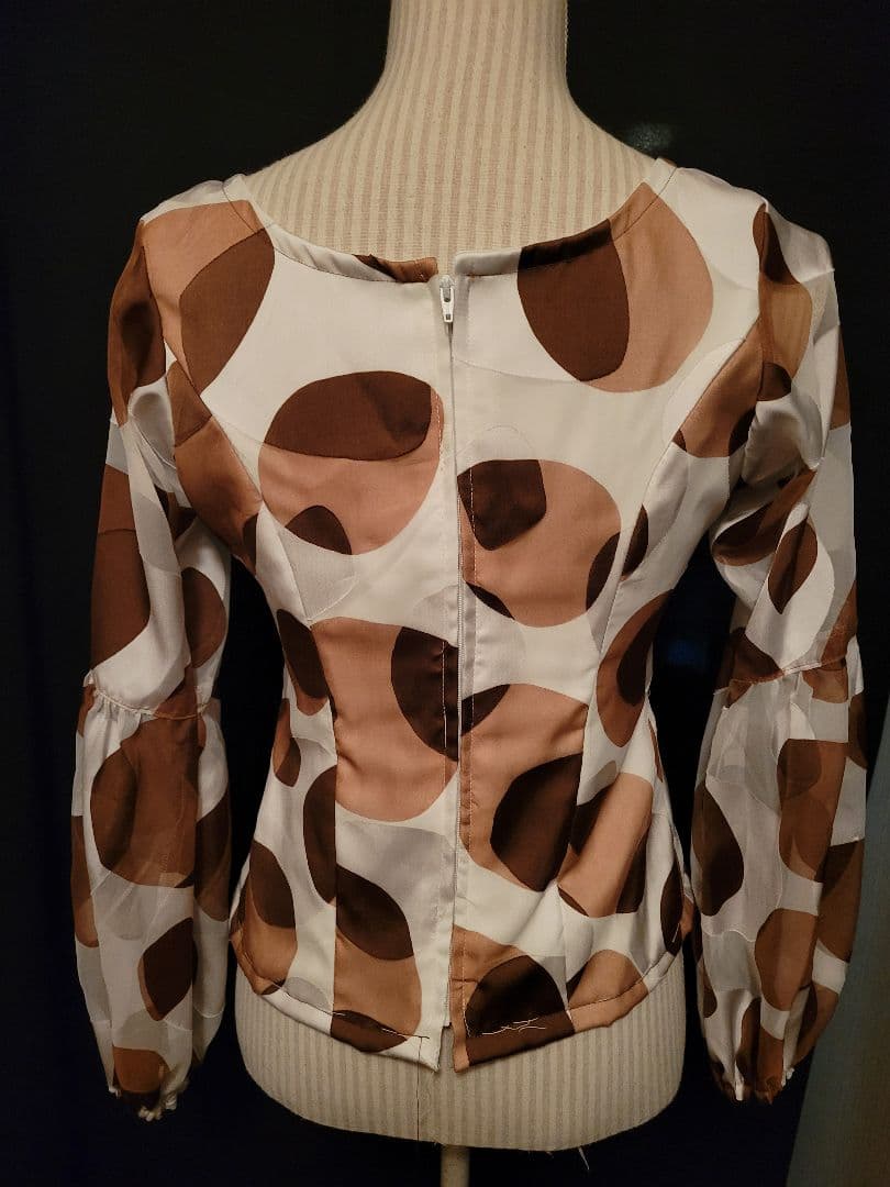 変形水玉模様 バルーンスリーブ トップス