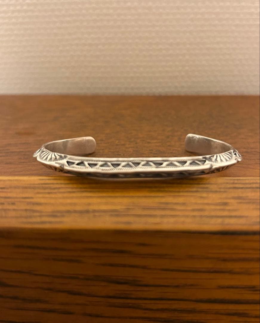 ナバホ Navajo インディアンジュエリー　スタンプ　トライアングル　バングル
