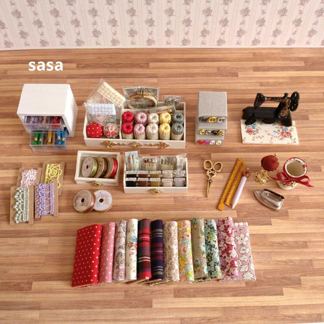 ミニチュア家具　ミニチュア手芸屋さん《濃いめメープル》赤いお花柄