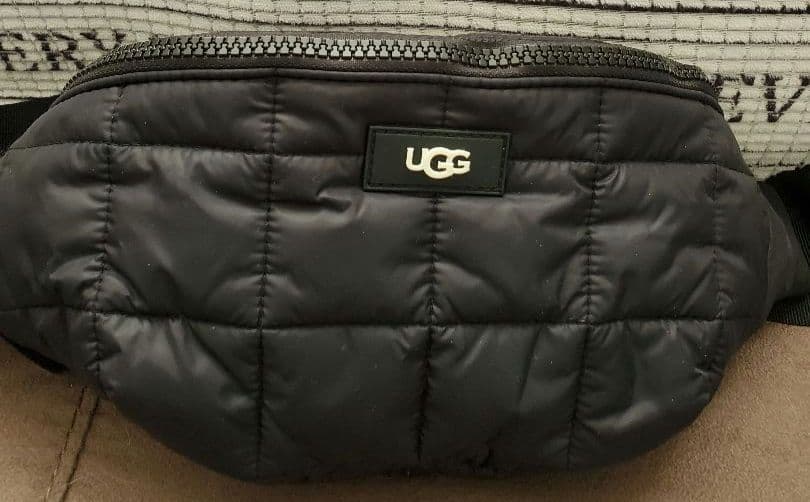 UGG キルティング パファー ボディバッグ ウエストバッグ ポーチ ブラック