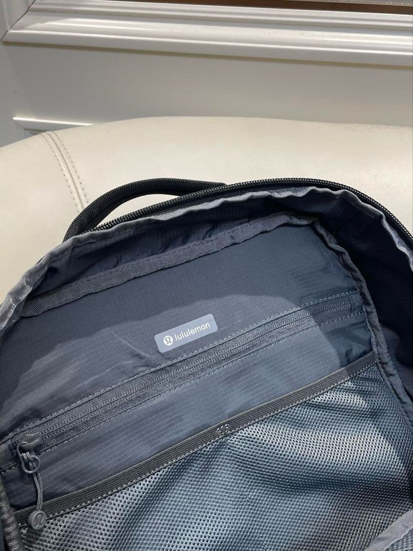 新品lululemon ルルレモン トリプルジップ　バックパックリュック　男女兼