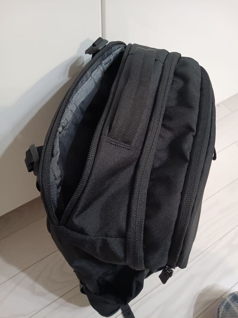 新品lululemon ルルレモン トリプルジップ　バックパックリュック　男女兼