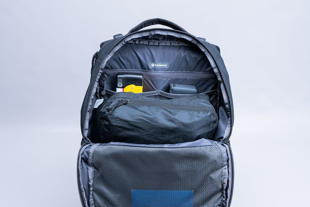 新品lululemon ルルレモン トリプルジップ　バックパックリュック　男女兼