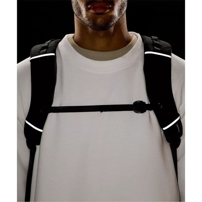 新品lululemon ルルレモン トリプルジップ　バックパックリュック　男女兼