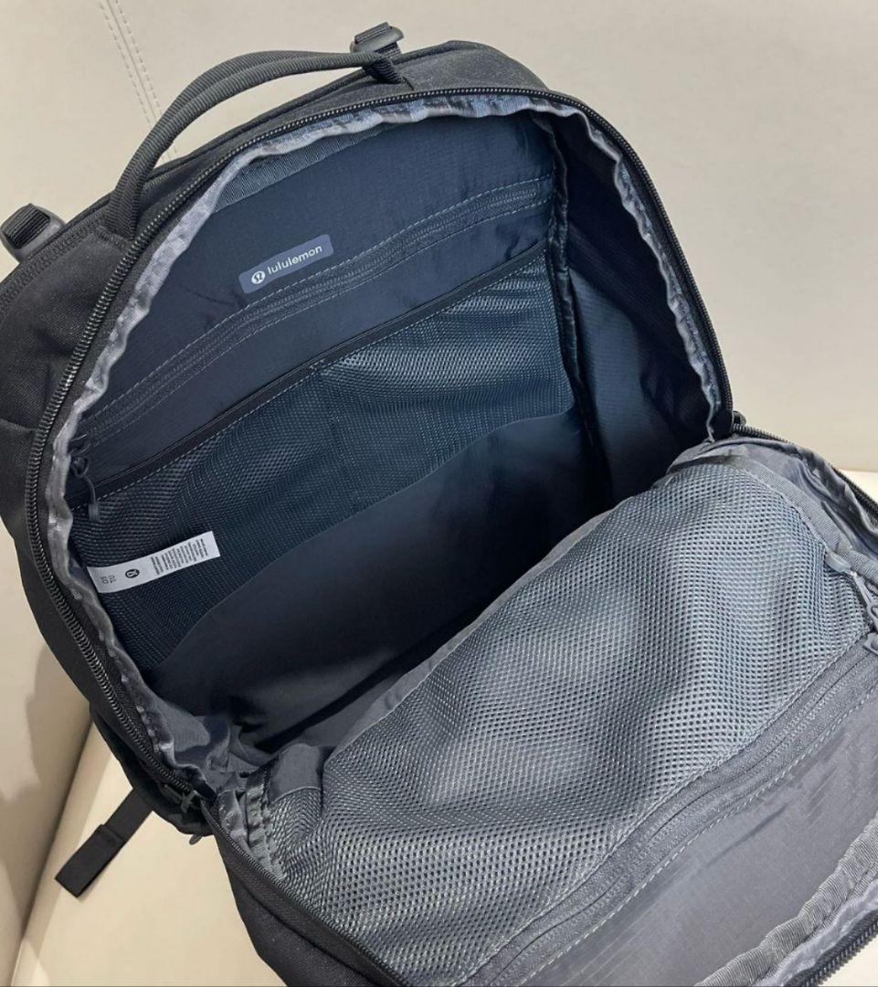 新品lululemon ルルレモン トリプルジップ　バックパックリュック　男女兼
