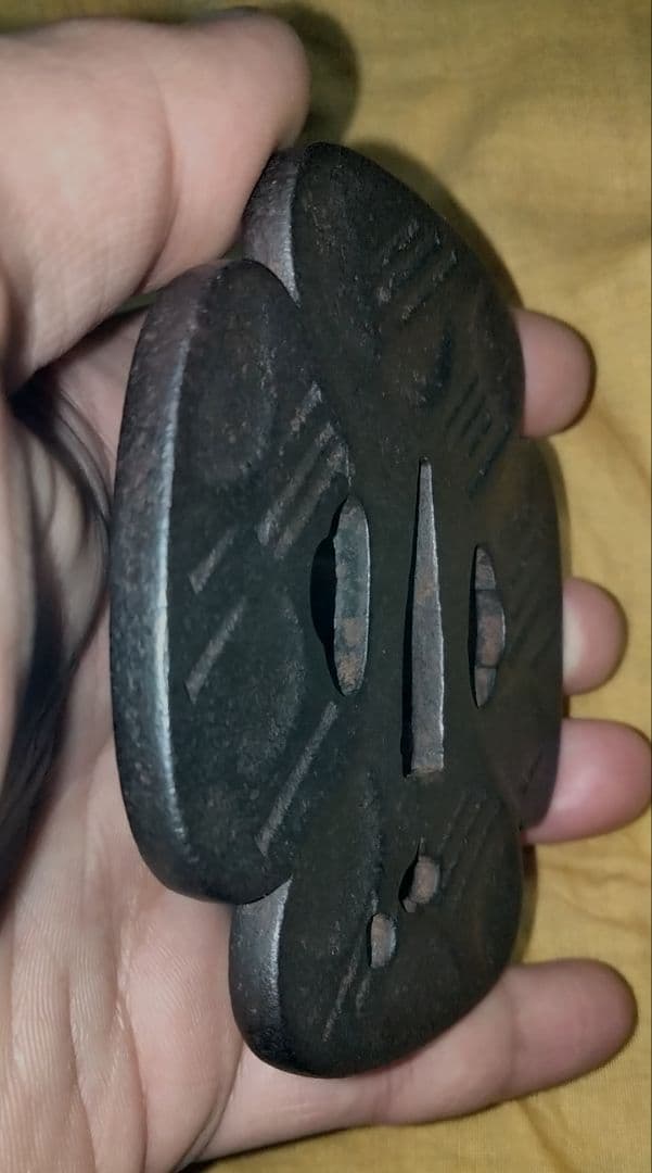 鉄地大鍔　鐔　(豫州松山住正阿弥森勝　斜線小透かし図)　江戸中期　箱付き