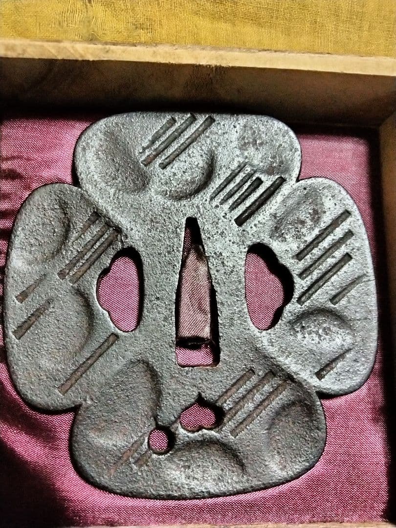 鉄地大鍔　鐔　(豫州松山住正阿弥森勝　斜線小透かし図)　江戸中期　箱付き