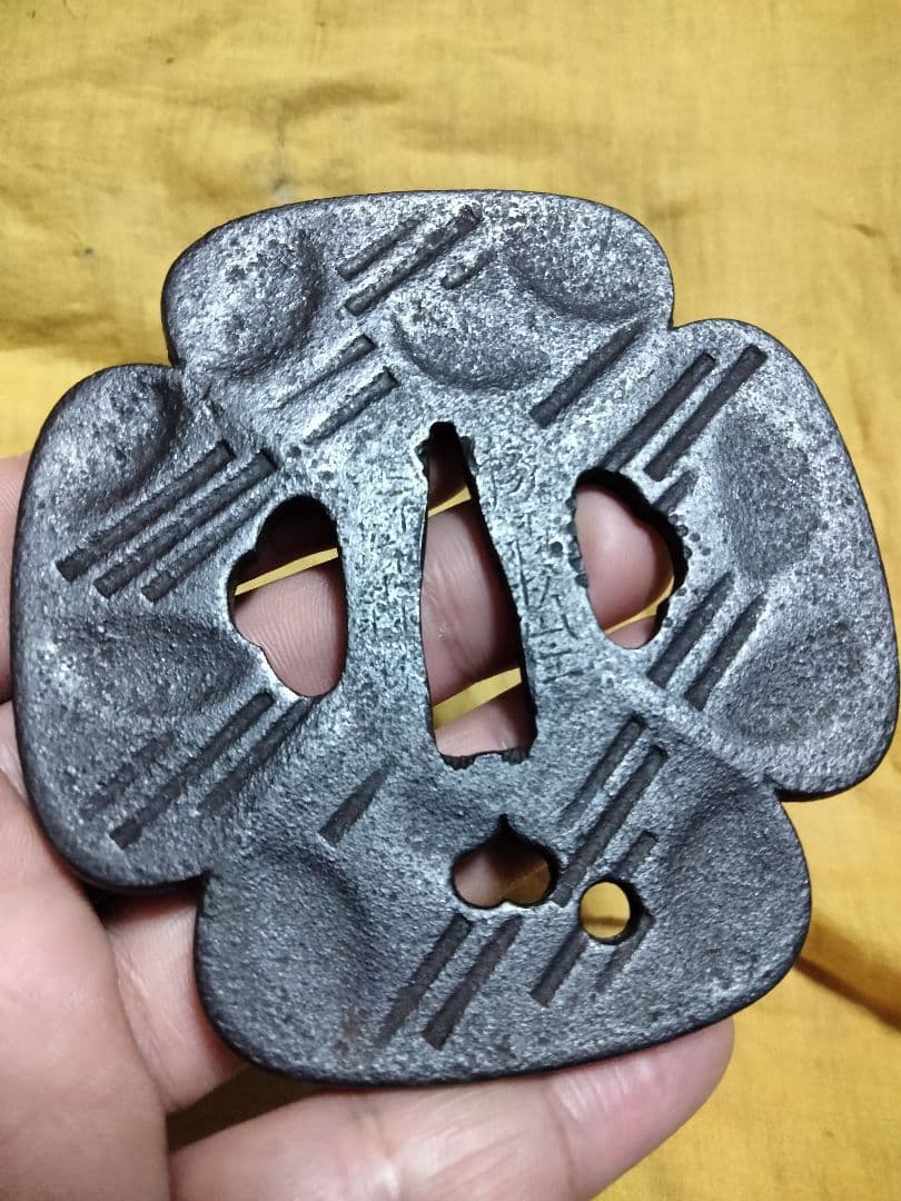 鉄地大鍔　鐔　(豫州松山住正阿弥森勝　斜線小透かし図)　江戸中期　箱付き