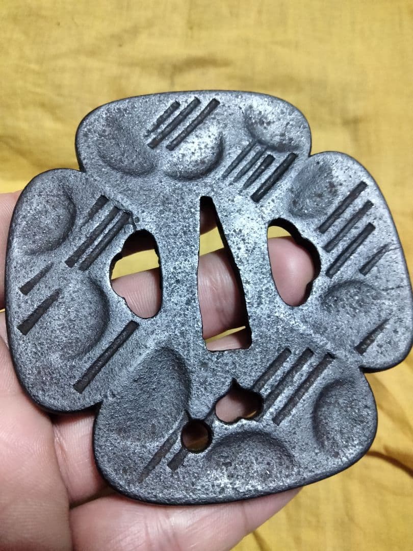 鉄地大鍔　鐔　(豫州松山住正阿弥森勝　斜線小透かし図)　江戸中期　箱付き