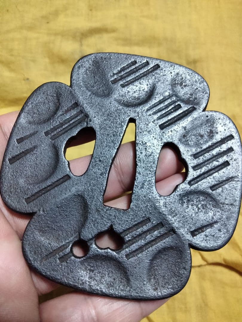 鉄地大鍔　鐔　(豫州松山住正阿弥森勝　斜線小透かし図)　江戸中期　箱付き