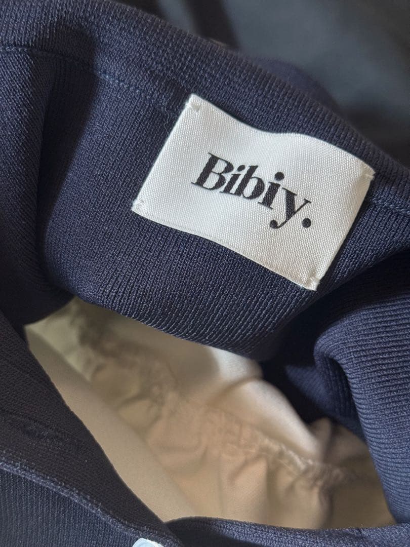 Bibiy. ROSIEPEPURAMUTOP bibiy トップス