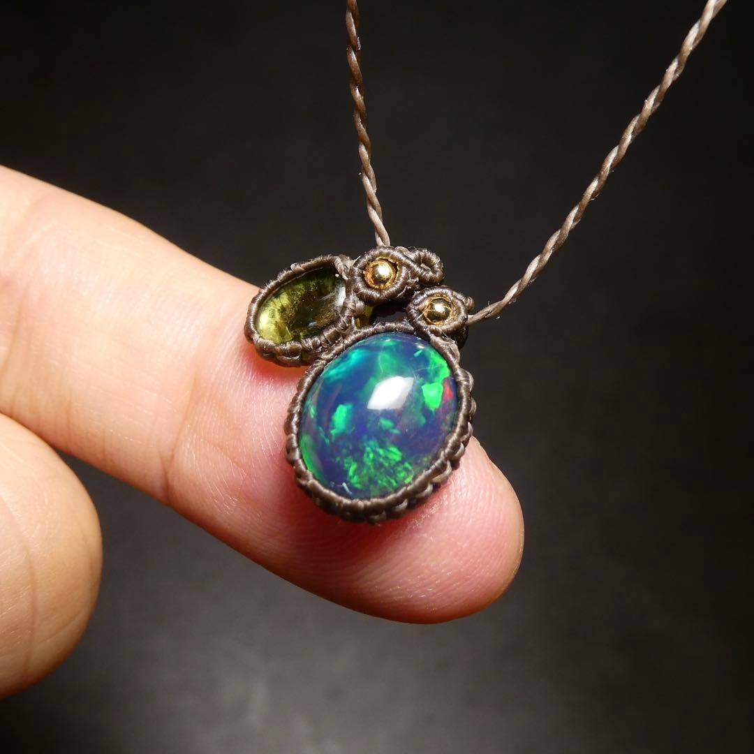 ブラックオパールとペリドットのマクラメネックレス