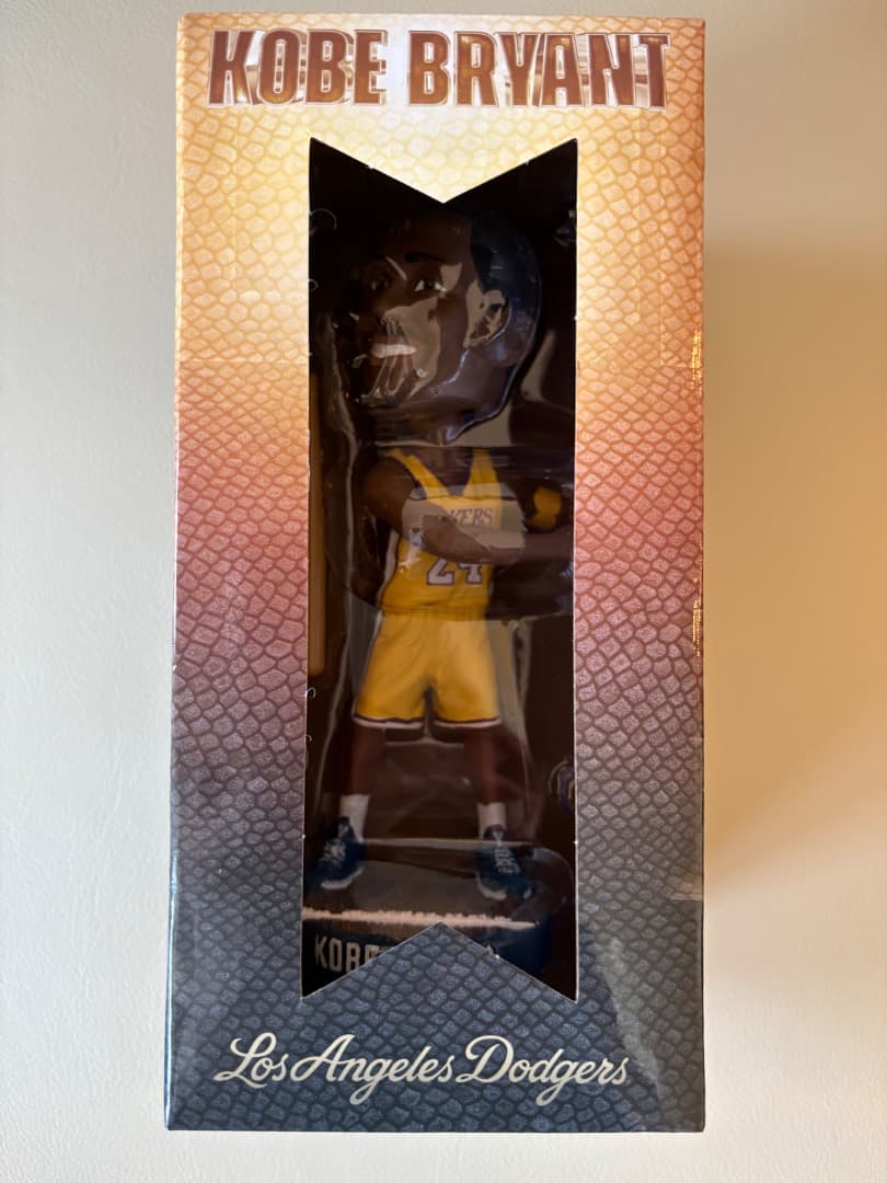 【新品未開封】コービー・ブライアント ボブルヘッド/ドジャースバッジ付