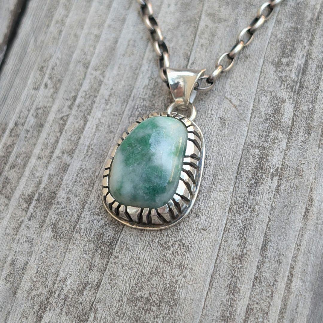 ハンドメイドの翡翠ネックレストップ インディアンジュエリー風 オール