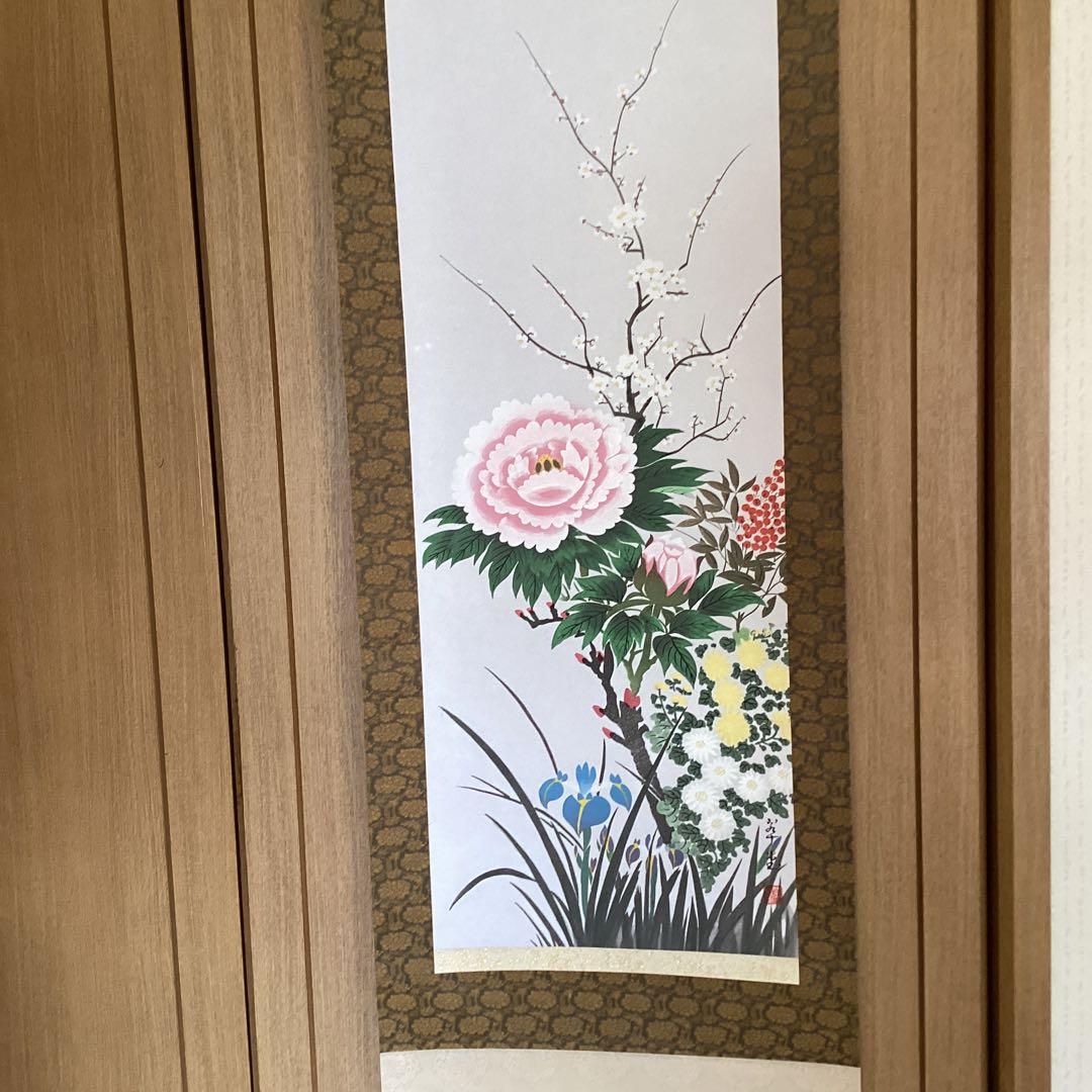 《　翠　堂　筆》　彩色花鳥画　絹本掛軸　【　四季花之図　】共箱522