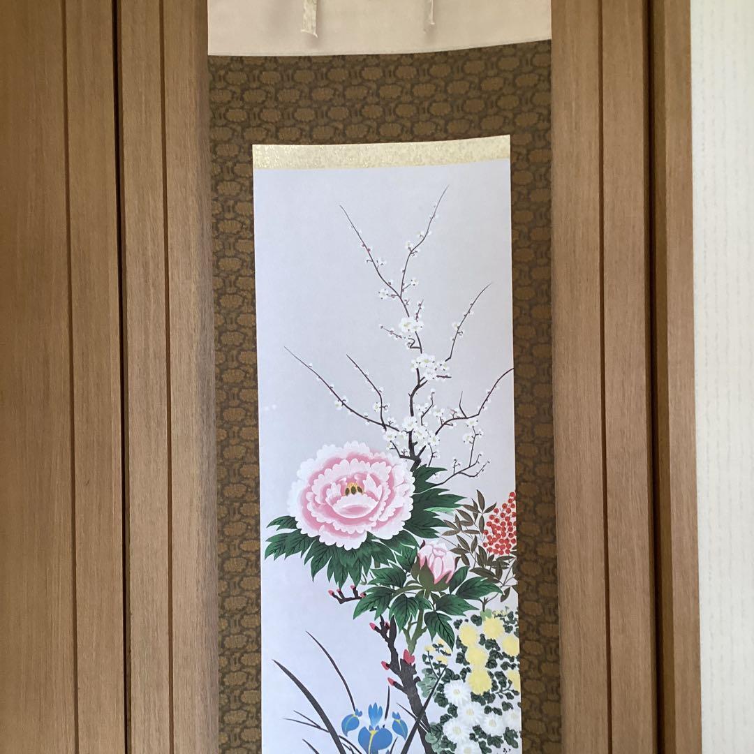 《　翠　堂　筆》　彩色花鳥画　絹本掛軸　【　四季花之図　】共箱522
