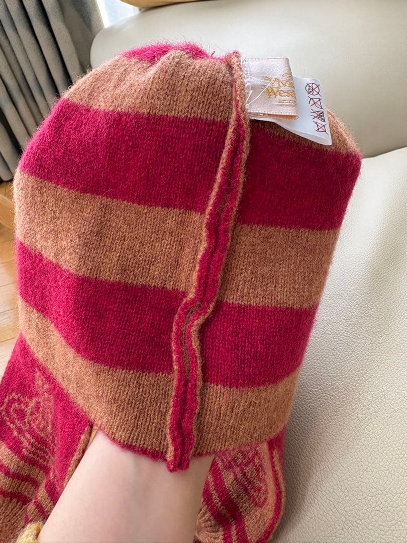 【値下げ中】VivienneWestwood赤系耳当て付きニット帽 ポンポン