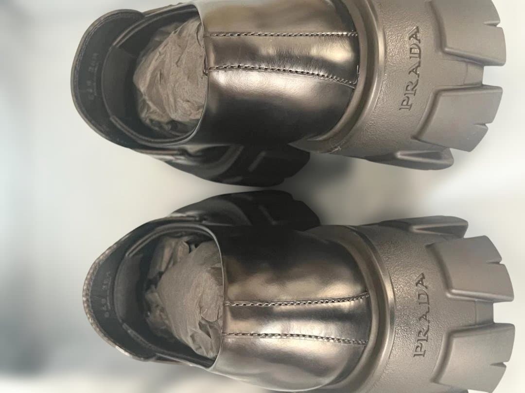 【新品未使用】プラダ モノリス ブラッシュドレザー ローファー　レディース