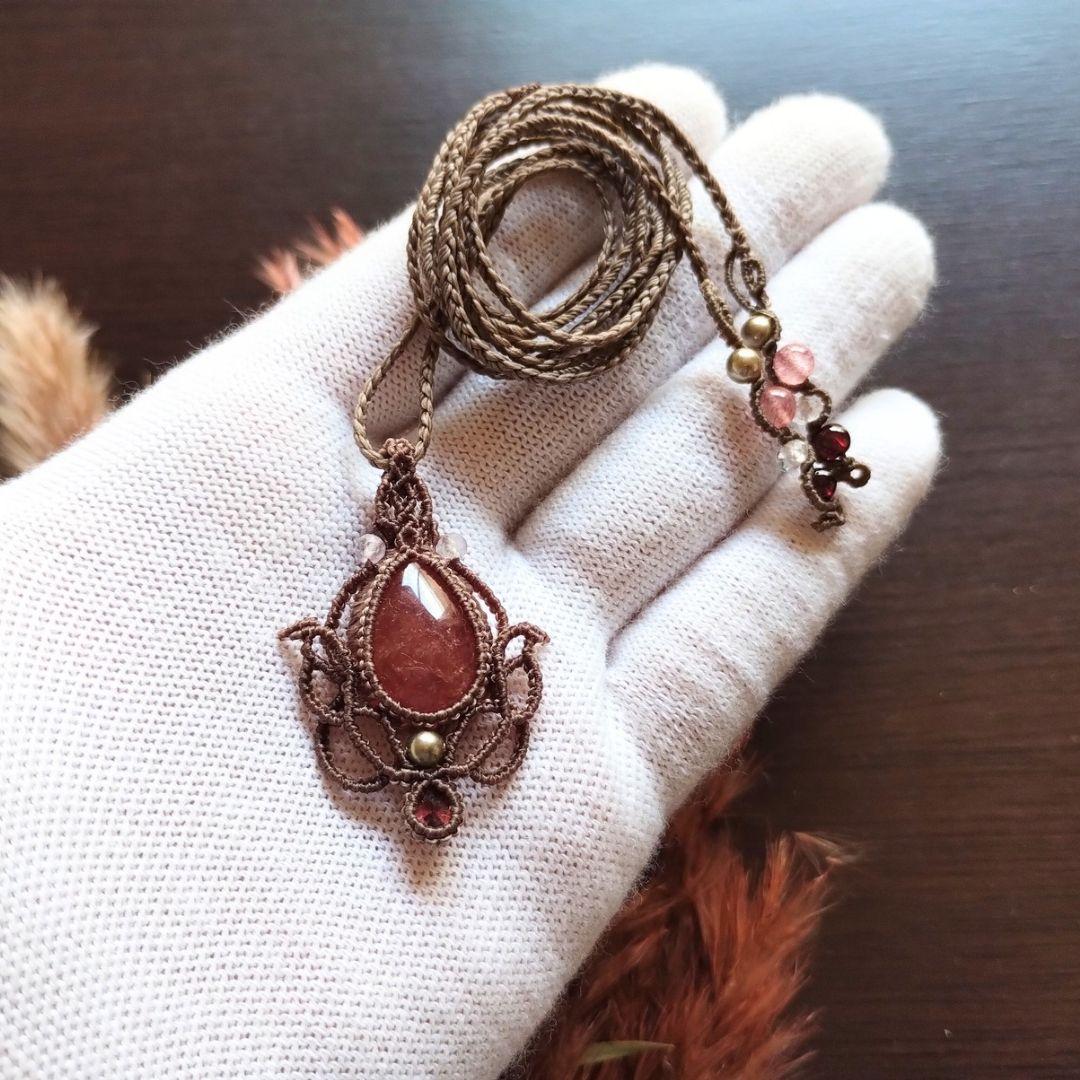 ルリミドリ様専用】インカローズ&ガーネットのマクラメ編みネックレス
