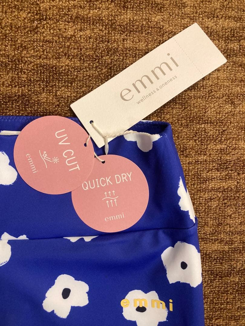 新品　emmi yoga　レギンス　フラワー柄　ブルー　UVカット　速乾機能　M