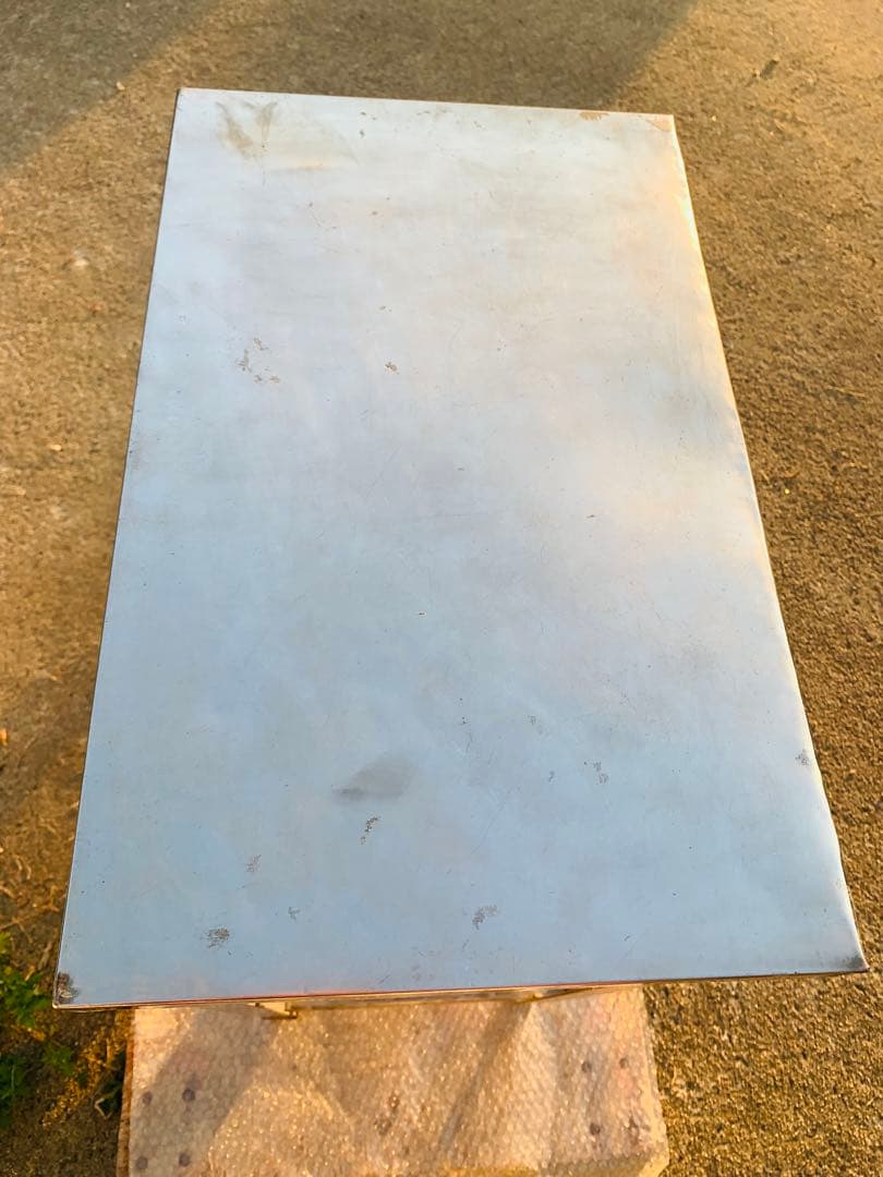 作業台 ステンレス 平らな天板、下段付き 高さ調整可能足付き。