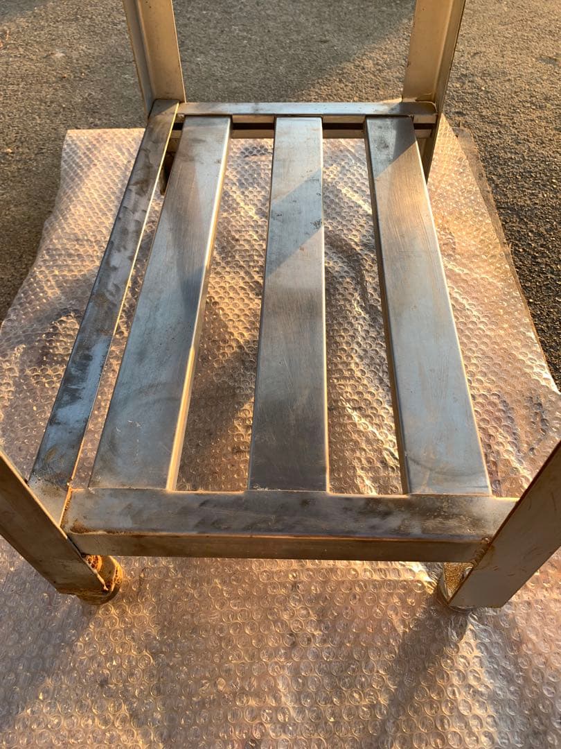 作業台 ステンレス 平らな天板、下段付き 高さ調整可能足付き。